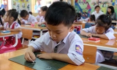 Vì sao Hà Nội chưa miễn học phí cho học sinh các cấp?