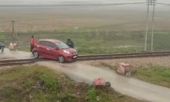 Thót tim chứng kiến cảnh ô tô mắc kẹt trên đường ray khi đoàn tàu đang chạy tới