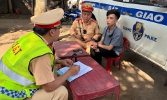 Cướp dây chuyền vàng của người đi đường rồi lên xe khách bỏ trốn, Nguyễn Ngọc Chúc bị CSGT bắt giữ