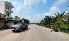 Va chạm với xe ô tô, hai nữ sinh viên tử vong khi về thăm nhà bạn học