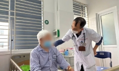Cụ ông 88 tuổi nhập viện cấp cứu vì tự ý đắp lá chữa zona thần kinh