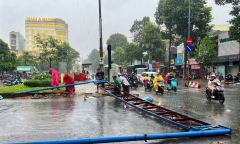 Cổng chào đổ sập trong cơn mưa dông lớn ở TP.HCM