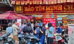 Khách xếp hàng dài chờ giao dịch trong ngày giá vàng tăng dựng đứng