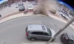 Clip: Hố ga phát nổ kinh hoàng, người phụ nữ và 2 trẻ em thoát nạn thần kỳ