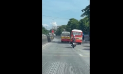 Tạm giữ hình sự 2 tài xế xe buýt rượt đuổi, giành khách trên quốc lộ