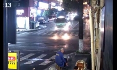 Video: Xe trộn xi măng mất lái lao lên vỉa hè, nhiều người hoảng hốt