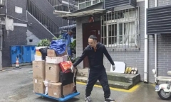 Clip: Người phụ nữ bất ngờ trèo ra cửa sổ căn hộ, hàng xóm hoang mang tột độ