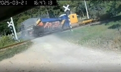 Clip: Va chạm kinh hoàng giữa tàu hỏa và xe tải, công nhân đường sắt bị hất văng khỏi ghế