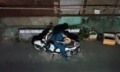 Clip: Chàng dân quân chống dịch ăn vội bát mì ngoài cửa nhà khiến dân mạng không khỏi thương cảm