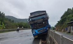 Tin tức tai nạn giao thông mới nhất ngày 22/3: Xe máy trượt dài trên đường, người đàn ông tử vong ở dải phân cách