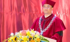 Vụ Hiệu trưởng trường ĐH Kinh tế cầm quyền trượng ở lễ tốt nghiệp: Người trong cuộc nói gì?