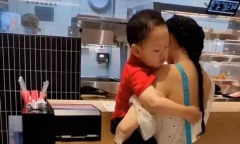 Mẹ mặc áo gợi cảm ra đường, con trai liền làm việc này khiến cộng đồng mạng liên tục xuýt xoa