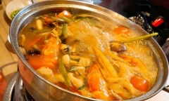 Nhân viên ThaiExpress làm đổ nồi lẩu đang sôi vào người khách, Goldsun Food nói gì?
