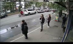 Clip: Nam thanh niên đi xe máy tông trực diện vào ô tô bên đường và cái kết