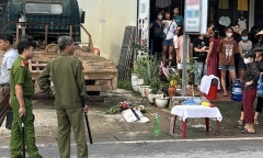 Phát hiện thi thể bé trai 6 tháng tuổi trong thùng rác ven đường