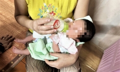 Hà Tĩnh: Bé trai 1 tháng tuổi bị bỏ rơi ở cổng chùa