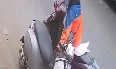 Chở chó đến cửa hàng thú y cắt tỉa lông, nữ sinh bị trộm ba lô chứa tài sản 30 triệu