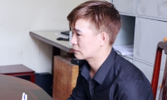 Vừa leo lên xe bỏ chạy, tên trộm bị người phụ nữ nắm cổ áo, kéo ngã xuống đường