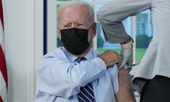 Tổng thống Biden tiêm mũi vaccine ngừa COVID-19 thứ 3
