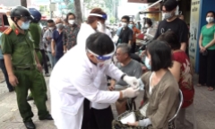 TP.HCM: Ngôi nhà 3 tầng cháy ngùn ngụt, nghẹt thở cảnh cứu 2 người mắc kẹt 