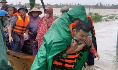 Thủ tướng chia sẻ với khó khăn, mất mát của nhân dân vùng lũ, chỉ đạo tập trung ứng phó, khắc phục hậu quả thiên tai