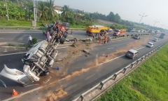 Lật xe trên cao tốc TP.HCM - Trung Lương, giao thông ùn tắc nghiêm trọng