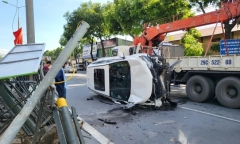 Hà Nội: Xe biển tứ quý 2 mất lái, vỡ nát đầu sau khi dồn dải phân cách 
