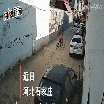 Bé trai vô tình tông trầy hông ô tô, hành động sau đó khiến chủ xe không nỡ bắt đền