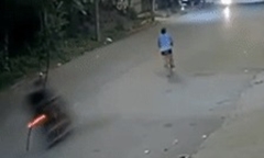 Clip: Camera an ninh ghi cảnh người đi xe đạp rẽ trái
