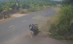 Camera ghi lại vụ nam sinh văng xuống cống tử vong: Hành động 