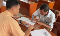 Tài xế xe ôm công nghệ chỉnh đèn tín hiệu giao thông ở TP.HCM bị xử phạt 4 triệu đồng
