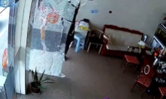 Thót tim khoảnh khắc cửa kính bất ngờ vỡ tan trước mặt người phụ nữ 
