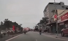Clip: Rùng mình cảnh xe máy biến thành