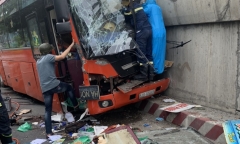 Tin tức tai nạn giao thông ngày 7/7: Đầu xe khách biến dạng sau cú đâm mạnh, tài xế mắc kẹt trong cabin