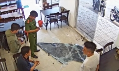 Clip: Nam thanh niên dùng chai rượu vang ném vỡ kính cường lực quán ăn ở TP.HCM