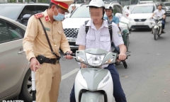 Xử phạt nam sinh lớp 11 lấy xe máy trên 50CC của bố đến trường để kịp giờ thi
