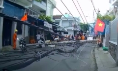 Cột điện đổ sập ở Nha Trang, một công nhân rơi xuống đường