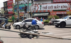 Trụ đèn chiếu sáng trên cầu vượt rơi xuống đường, đè trúng cô gái đi xe máy
