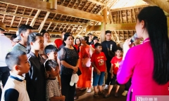 Xúc động hình ảnh người dân lưu luyến chào tạm biệt các chiến sĩ sau nhiệm vụ A80