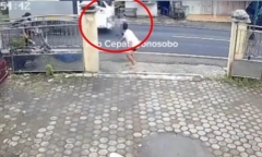 Clip: Đứng gọi mẹ rồi đột ngột chạy ra đường, bé trai bị xe tải tông trúng