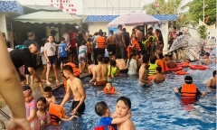 Nam sinh tử vong thương tâm trong bể bơi đông nghẹt người