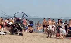 Clip: Dù lượn gắn động cơ húc vào du khách trên bãi biển Hạ Long 
