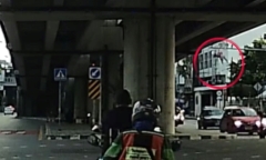 Clip: Tài xế xe công nghệ ngủ gật gây tai nạn, nữ hành khách rơi từ cầu vượt xuống dưới nguy kịch