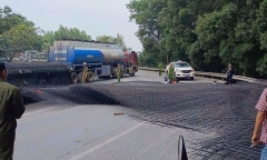 Hiện trường vụ hàng trăm lưới thép rơi từ xe đầu kéo, trúng đôi nam nữ đi xe máy