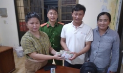 Hành động đẹp của cặp vợ chồng nhặt được balo chứa 150 triệu đồng