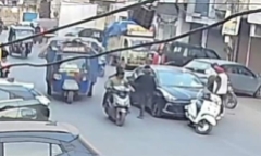 Clip: Người phụ nữ bị nhóm bịt mặt kéo khỏi ô tô ngay giữa đám đông