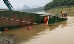 10 học sinh chen nhau lên bờ khiến đò bị lật nghiêng trên sông Mã