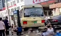 Trung Quốc: Xe buýt chở học sinh gây tai nạn trước cổng trường, 11 người thiệt mạng