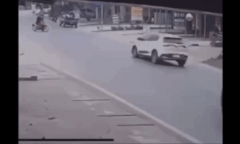 Clip: Kinh hãi khoảnh khắc nữ tài xế lao thẳng xe vào nhà dân, tông bé gái 17 tháng tử vong