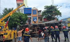Lật xe chở gỗ dăm, 3 người đi đường tử vong thương tâm